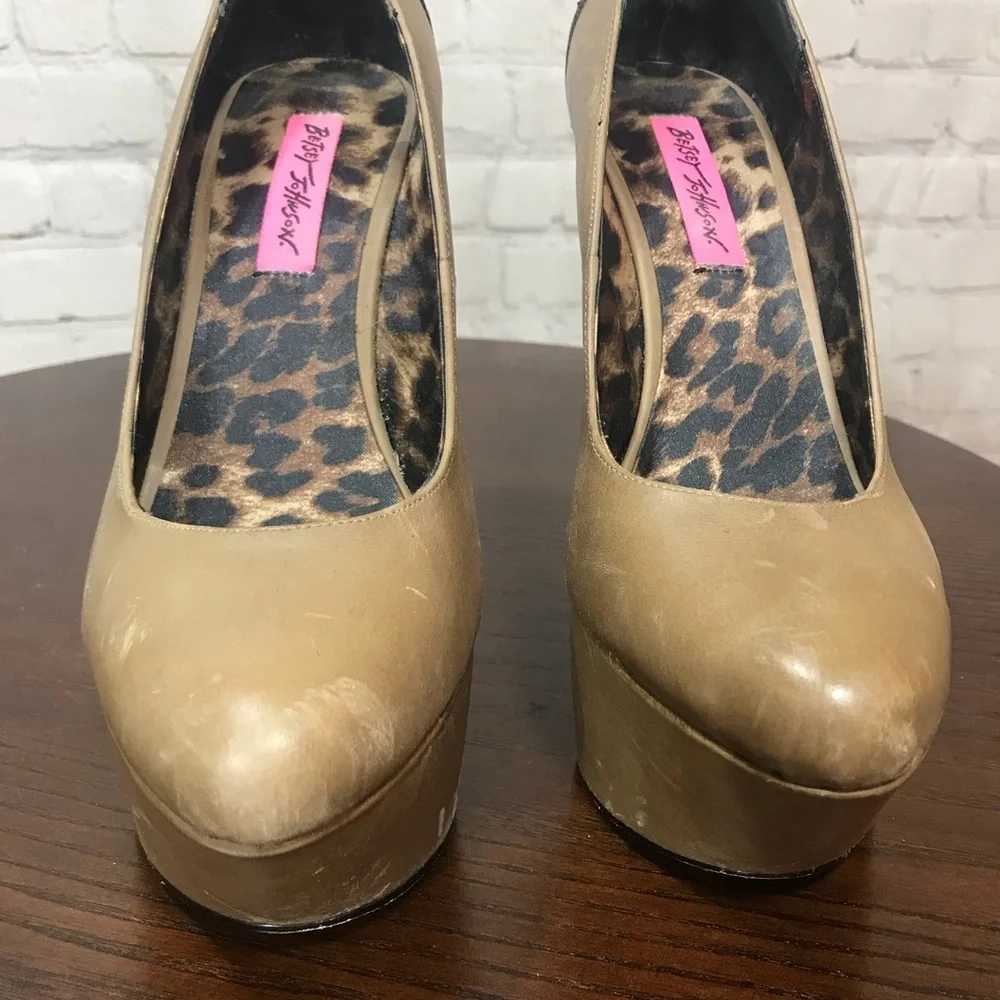 Betsey Johnson 6” tall Platforms Taupe Brown 8.5